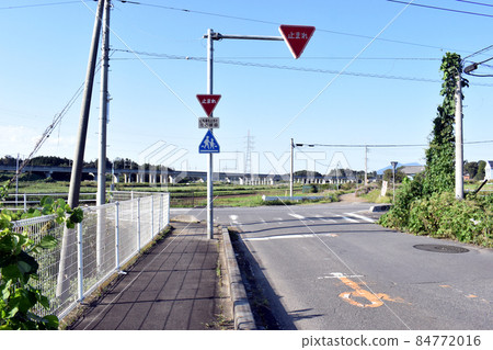 T-junction and sign 84772016