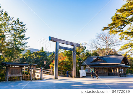 伊勢神宮奈久宇治橋牌坊被早晨的陽光照亮 84772089