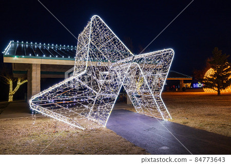 Night view of the beautiful Christmas decoration lights in Mitch Park 84773643