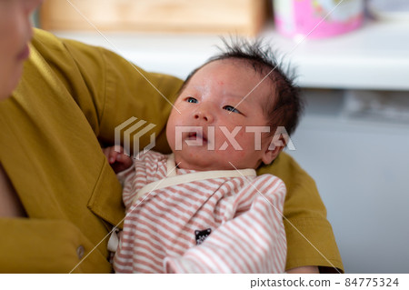 母乳喂養的媽媽和 1 個月大的嬰兒 母乳喂養的媽媽和 1 個月大的嬰兒 84775324