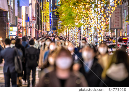 Tokyo cityscape of Japan Omicron stock shocks the world. December, footsteps at the end of the year ... Many people in the glittering Ginza = 9th Tokyo cityscape of Japan Omicron stock shocks the world. December, footsteps at the end of the year ... Many people in the glittering Ginza = 9th 84775938