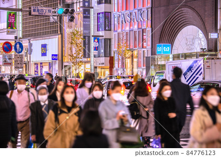 Tokyo cityscape of Japan Omicron stock shocks the world. December, footsteps at the end of the year ... Many people in Ginza = 9th Tokyo cityscape of Japan Omicron stock shocks the world. December, footsteps at the end of the year ... Many people in Ginza = 9th 84776123