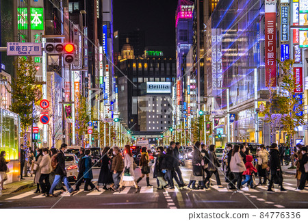 日本東京都市風光 Omicron 股票震驚世界。 12月,年末的腳步...... 金光閃閃的銀座人多=9日 日本東京都市風光 Omicron 股票震驚世界。 12月,年末的腳步...... 金光閃閃的銀座人多=9日 84776336