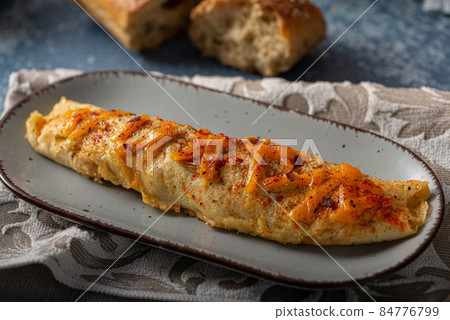 Egg omelette with cheddar 84776799