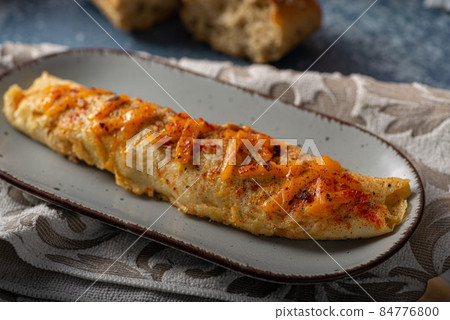 Egg omelette with cheddar 84776800