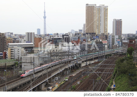 Akita Shinkansen E6 series going through Tokyo (Tohoku Shinkansen E5 series combined) 84780370