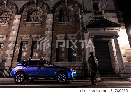 A man who can be seen in the XV parked in front of the former Karatsu Bank at night in Saga Prefecture 84780383