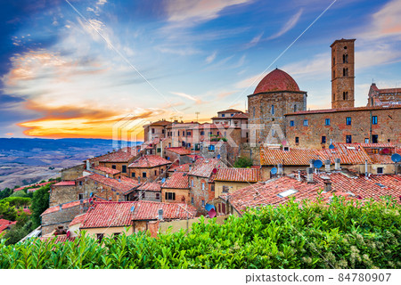 Volterra, Tuscany - Sunset scenic view of old Tuscan town in Ita 84780907