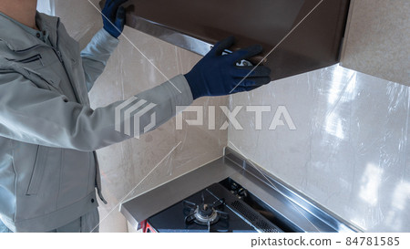 修理和清潔抽油煙機的圖片 工作服的男士 修理和清潔抽油煙機的圖片 工作服的男士 84781585