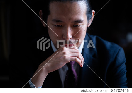 一個冷靜的總統般的商人，用複制空間特寫他的臉來思考 84782446