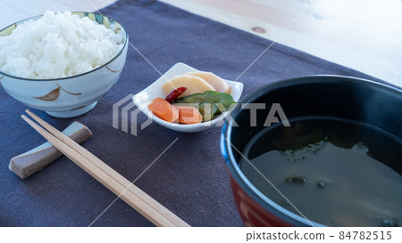 米飯、味噌湯、泡菜日本料理形象 米飯、味噌湯、泡菜日本料理形象 84782515