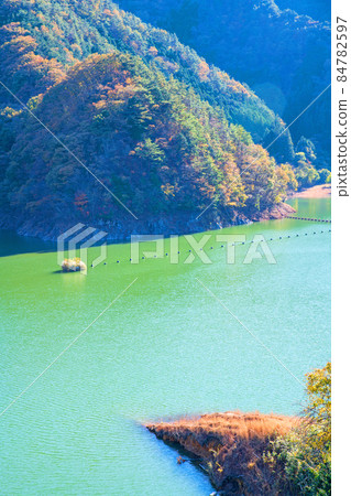 Kiryu River Dam, Lake Umeda, View from Umeda Ohashi, Autumn leaves season, Autumn scenery 84782597