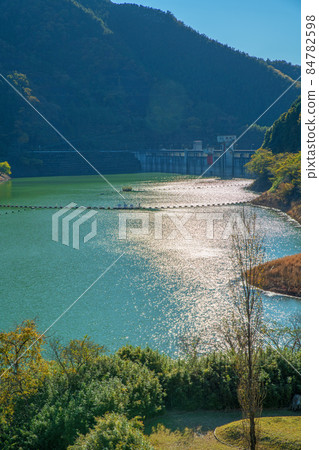 桐生川水壩、梅田湖、梅田大橋的景色、秋葉季節、秋景 84782598