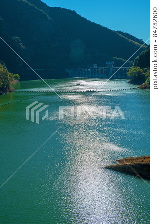 桐生川水壩、梅田湖、梅田大橋的景色、秋葉季節、秋景 84782600