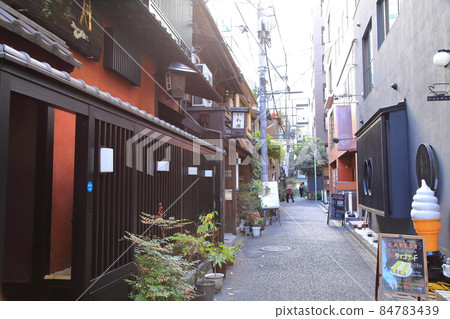人形町後街的一家餐廳 84783439