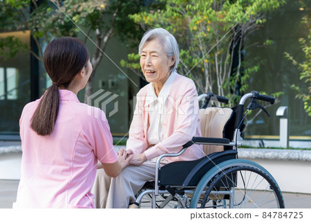 Long-term care senior female caregiver shooting cooperation: LINK FOREST Long-term care senior female caregiver shooting cooperation: LINK FOREST 84784725
