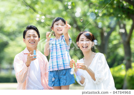 Family soap bubbles play 84784968