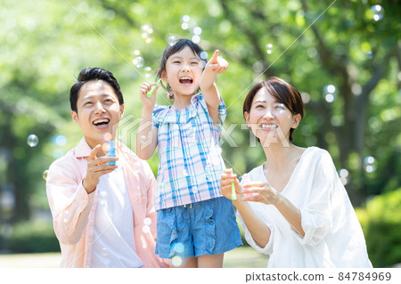 Family soap bubbles play 84784969