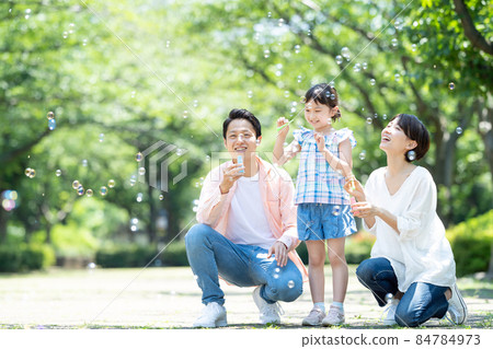 Family soap bubbles play 84784973
