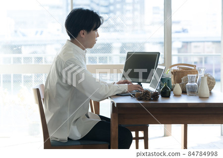 A man who runs an online shop 84784998