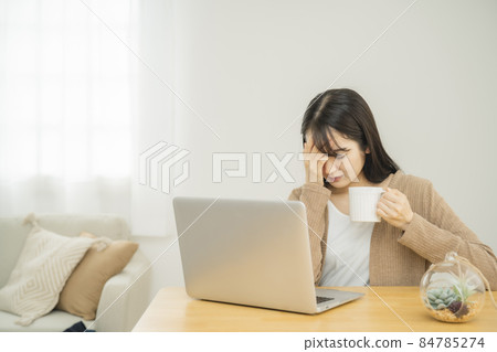 在家使用電腦時震驚地哭泣的女人 84785274