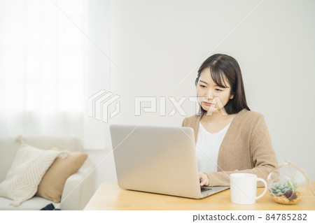 在家使用電腦的女人（遇到麻煩） 84785282