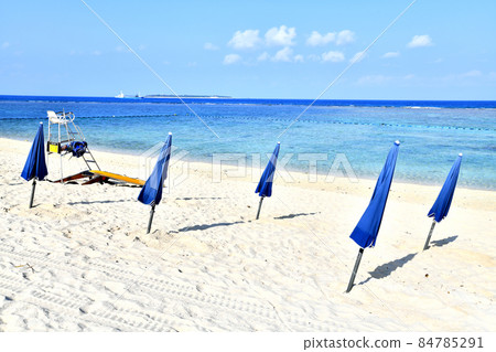 從瀨底海灘/瀨底島（沖繩縣本部町）眺望水納島 [2019.10] 84785291