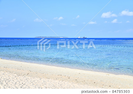 View toward Minna Island from Sesoko Beach / Sesoko Island (Motobu Town, Okinawa Prefecture) [2019.10] 84785303