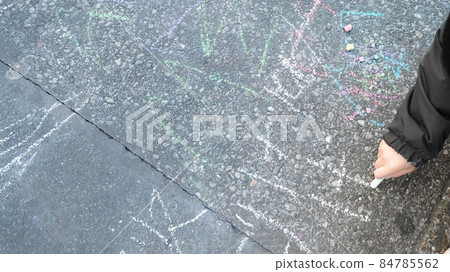 孩子們的手在路上用各種顏色的粉筆劃畫 84785562