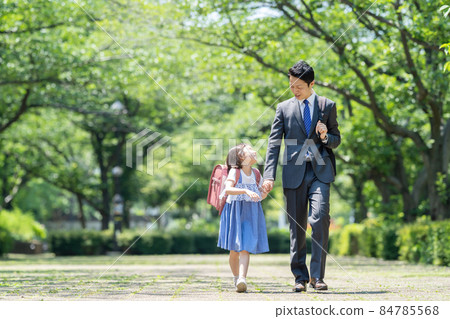 Parent and child elementary school commuting to school commuting family image Parent and child elementary school commuting to school commuting family image 84785568