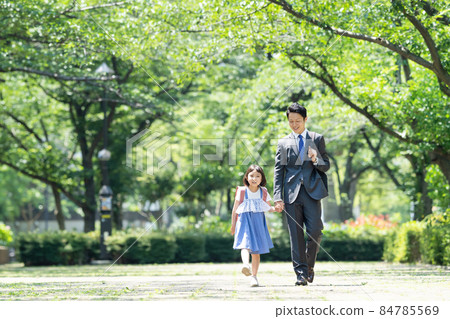 Parent and child elementary school commuting to school commuting family image Parent and child elementary school commuting to school commuting family image 84785569