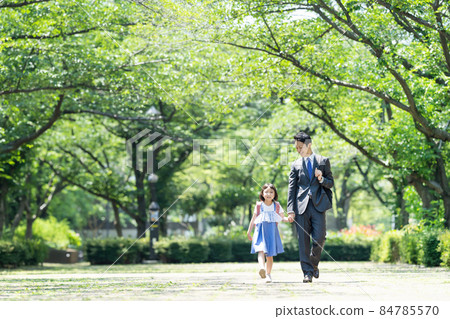 親子小學上下班通勤家庭形象 84785570