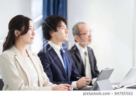Asian business person listening to the seminar 84785583