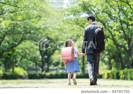 父母和孩子手牽手上學 84785792
