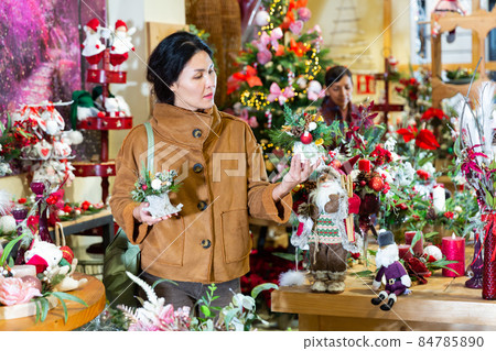 Asian female shopping Christmas decorations Asian female shopping Christmas decorations 84785890