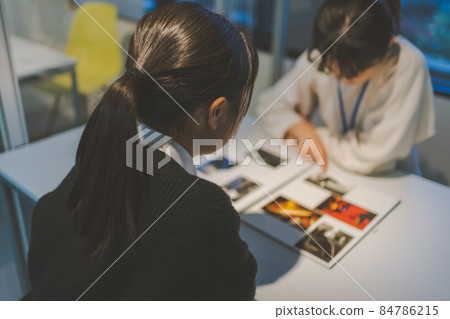 想成為攝影師的高中女生展示她的書 84786215