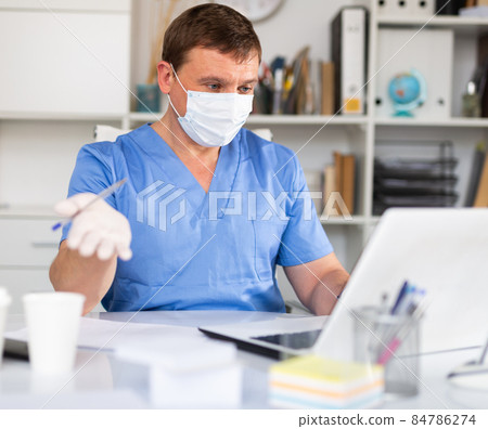 General practitioner working on laptop 84786274