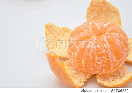 Peeled oranges 84786285