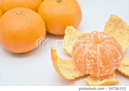 Peeled oranges 84786335
