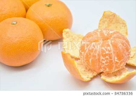 Peeled oranges 84786336