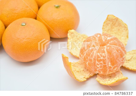 Peeled oranges 84786337