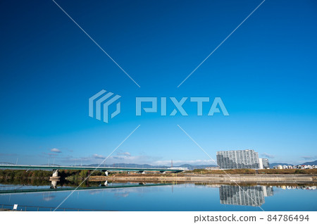 從淀川花仙公園枚方地區看對岸的高槻市 照片素材 圖片 圖庫