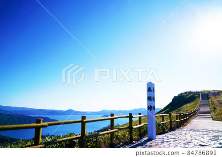Lake Kussharo in early winter overlooking Bihoro Pass, Hokkaido 84786891