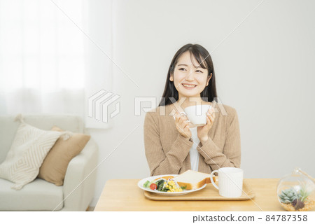 Female drinking soup (rice) Female drinking soup (rice) 84787358