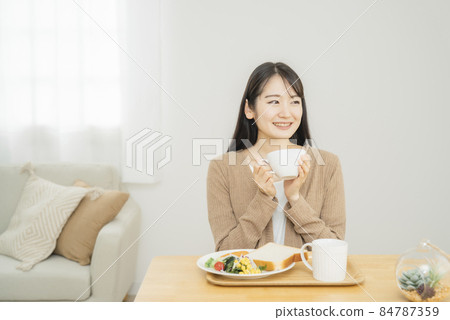 Female drinking soup (rice) 84787359