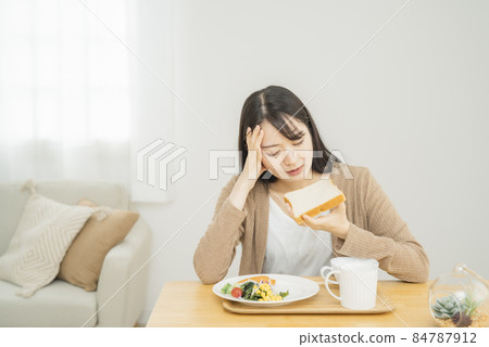 吃麵包的女性(不信任胃口/不能吃) 吃麵包的女性(不信任胃口/不能吃) 84787912