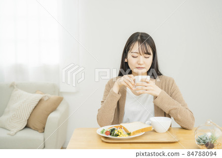 Women who are sleepy and cannot eat breakfast (hypoglycemia / loss of appetite) Women who are sleepy and cannot eat breakfast (hypoglycemia / loss of appetite) 84788094