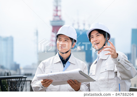 Businessman looking at drawings at construction site Photo cooperation: WEEK Shibadaimon (Sun Frontier Fudousan) 84788204