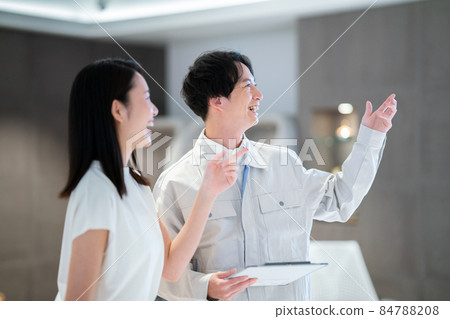 Workers explaining to customers by serving customers Photographing cooperation: WEEK Shibadaimon (Sun Frontier Fudousan) Workers explaining to customers by serving customers Photographing cooperation: WEEK Shibadaimon (Sun Frontier Fudousan) 84788208