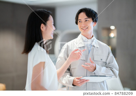 Workers explaining to customers by serving customers Photographing cooperation: WEEK Shibadaimon (Sun Frontier Fudousan) Workers explaining to customers by serving customers Photographing cooperation: WEEK Shibadaimon (Sun Frontier Fudousan) 84788209